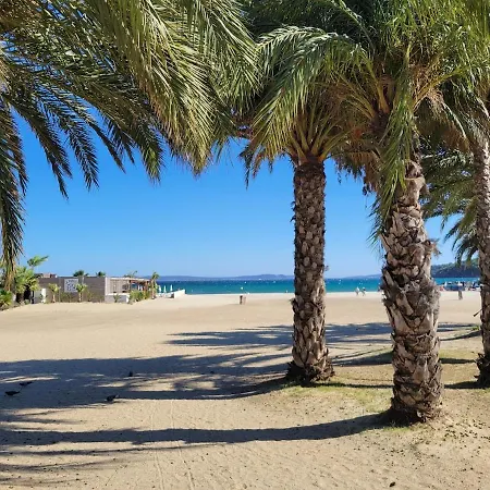 Cozy Beachfront * Борм-ле-Мимоза